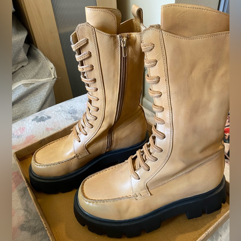 Free People Jones lug sole boots in Macadamia size 8! NIB